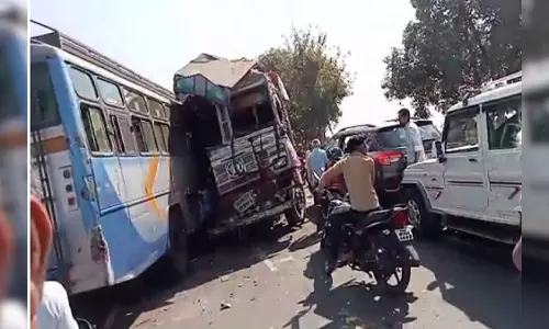 Ujjain : ट्रक-बस की जोरदार टक्कर से आठ यात्री घायल, मौके से ड्राइवर फरार