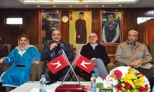 Jammu: अधिकारियों के तबादलों से उमर सरकार और राजभवन के बीच तनाव Jammu: अधिकारियों के तबादलों से उमर सरकार और राजभवन के बीच तनाव