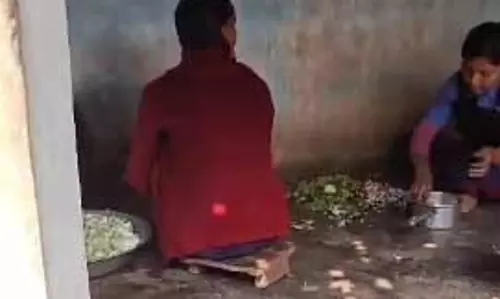 स्कूल के रसोई में खाना बनाते नजर आई छात्राएं, प्रधान पाठक सस्पेंड