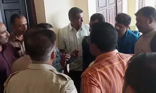 CPM के रिश्तेदार को नियुक्ति देने का प्रयास: कांग्रेस कार्यकर्ताओं ने रोका CPM के रिश्तेदार को नियुक्ति देने का प्रयास: कांग्रेस कार्यकर्ताओं ने रोका