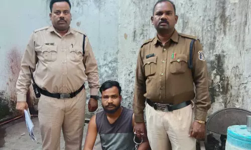 गुमसुम होकर घर के कोने में बैठी रहती थी युवती, आपबीती सुनकर पिता के उड़े होश