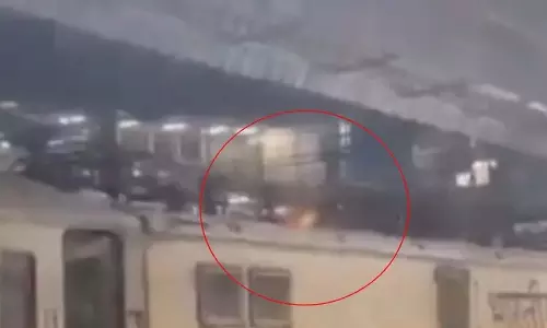 Jhansi ट्रेन के इंजन पर कूदा व्यक्ति, करंट लगने से झुलसकर मौत Jhansi ट्रेन के इंजन पर कूदा व्यक्ति, करंट लगने से झुलसकर मौत