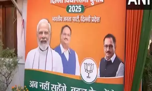 दिल्ली BJP दफ्तर के बाहर लगे अब नहीं साथ रहेंगे, बादल के रहेंगे के पोस्टर