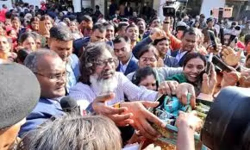 Ranchi: पोषण सखी दीदियों ने सीएम हेमंत व कल्पना को दी बधाई Ranchi: पोषण सखी दीदियों ने सीएम हेमंत व कल्पना को दी बधाई