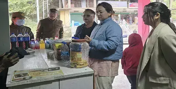 अरुणाचल: अवैध रूप से संग्रहित ईंधन, शराब जब्त अरुणाचल: अवैध रूप से संग्रहित ईंधन, शराब जब्त