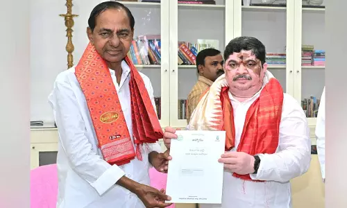 पोन्नम ने तेलंगाना थल्ली प्रतिमा अनावरण के लिए निमंत्रण लेकर KCR से मुलाकात की पोन्नम ने तेलंगाना थल्ली प्रतिमा अनावरण के लिए निमंत्रण लेकर KCR से मुलाकात की
