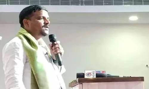 सरकारी कार्यक्रम में प्रोटोकॉल की कमी से कांग्रेस MLC टीनमार मल्लन्ना नाराज सरकारी कार्यक्रम में प्रोटोकॉल की कमी से कांग्रेस MLC टीनमार मल्लन्ना नाराज