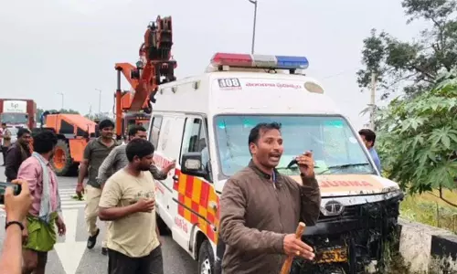 चोर ने एम्बुलेंस चुराई, पुलिस को जमकर छकाने के बाद पकड़ाया; देखें वीडियो