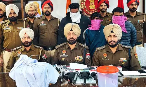 Ajnala में 5 किलो हेरोइन और रिवॉल्वर के साथ 3 लोग गिरफ्तार Ajnala में 5 किलो हेरोइन और रिवॉल्वर के साथ 3 लोग गिरफ्तार