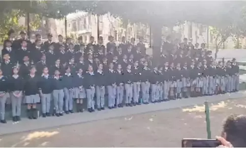 छात्रों ने सुबह की प्रार्थना के दौरान दिलजीत दोसांझ का बॉर्न टू शाइन प्रस्तुत किया, VIDEO... छात्रों ने सुबह की प्रार्थना के दौरान दिलजीत दोसांझ का बॉर्न टू शाइन प्रस्तुत किया, VIDEO...