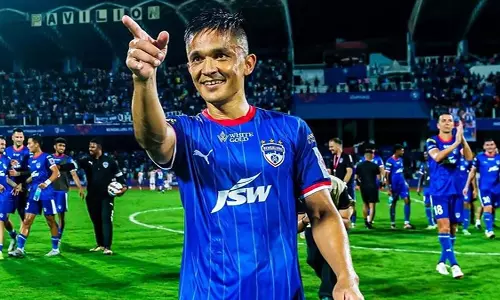 छेत्री की हैट्रिक से बेंगलुरु FC ने केरला ब्लास्टर्स FC पर रोमांचक जीत दर्ज की छेत्री की हैट्रिक से बेंगलुरु FC ने केरला ब्लास्टर्स FC पर रोमांचक जीत दर्ज की