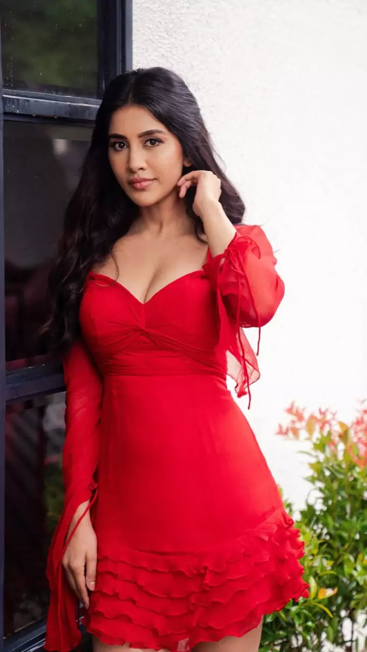 नाभा नतेश ने फ्लॉन्ट लिया फिगर