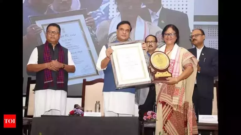 Assam के मुख्यमंत्री ने 31 साहित्यकारों को साहित्यिक पेंशन और पुरस्कार प्रदान किए Assam के मुख्यमंत्री ने 31 साहित्यकारों को साहित्यिक पेंशन और पुरस्कार प्रदान किए