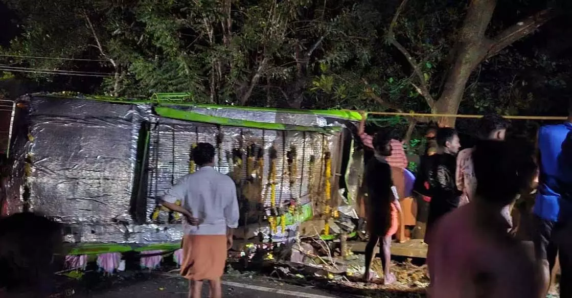 Sabarimala तीर्थयात्रियों को ले जा रही बस पलटी, 15 घायल