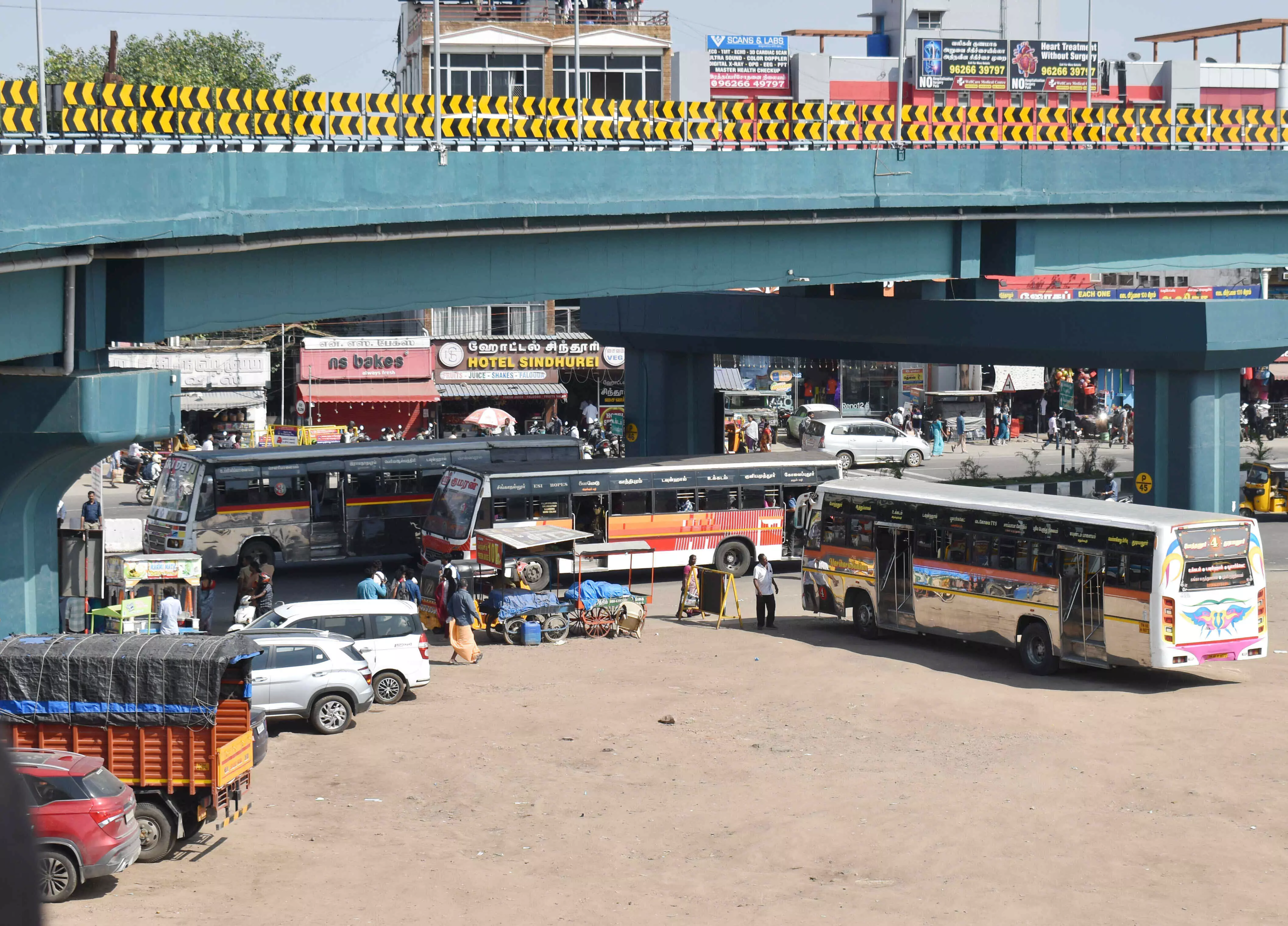 मोटर चालक चाहते हैं कि Ukkadam फ्लाईओवर निकास के पास बस स्टॉप को स्थानांतरित किया जाए