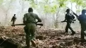 Chaibasa: नक्सलियों के खिलाफ तीर धनुष लेकर एकजुट हुए ग्रामीण Chaibasa: नक्सलियों के खिलाफ तीर धनुष लेकर एकजुट हुए ग्रामीण