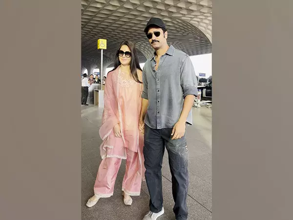 Katrina Kaif, Vicky Kaushal की फैशन केमिस्ट्री ने एयरपोर्ट पर सबका ध्यान खींचा Katrina Kaif, Vicky Kaushal की फैशन केमिस्ट्री ने एयरपोर्ट पर सबका ध्यान खींचा