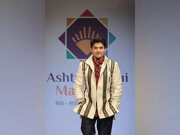 अष्टलक्ष्मी महोत्सव: केंद्रीय मंत्री Jyotiraditya Scindia, सुकांत मजूमदार ने रैंप पर किया वॉक