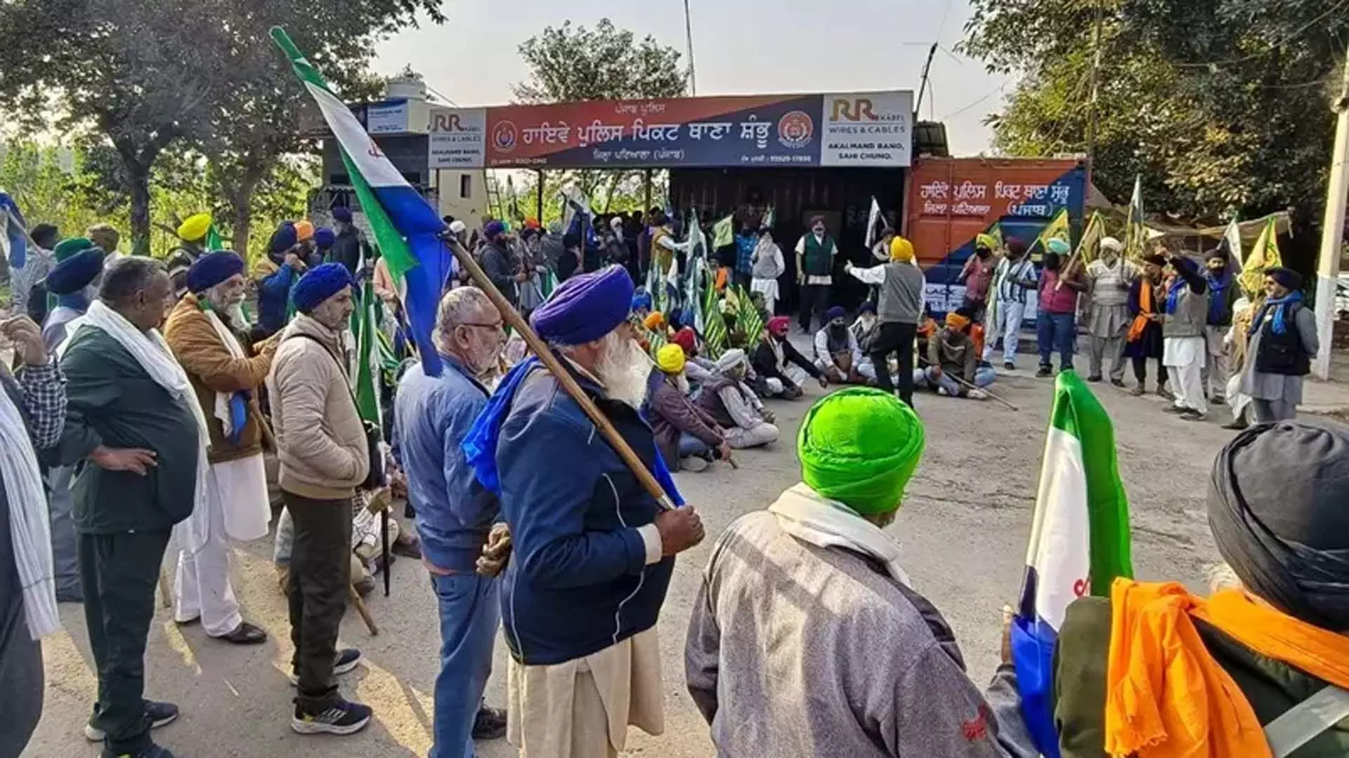 Shambhu बॉर्डर पर आंसू गैस के गोले दागे जाने के बाद किसानों ने दिल्ली चलो मार्च स्थगित किया