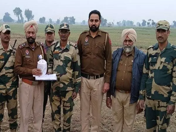 BSF और पंजाब पुलिस ने तरनतारन और गुरदासपुर में समन्वित सीमा अभियान में हेरोइन जब्त की