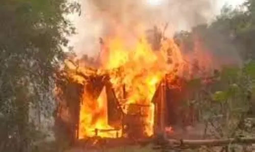 Bihar News: दो घरों में लगी आग, हजारों का नुकसान Bihar News: दो घरों में लगी आग, हजारों का नुकसान