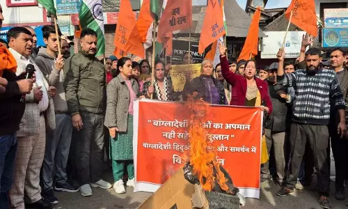 J&K: बांग्लादेश में हिंसा के खिलाफ विधायक ने किया विरोध प्रदर्शन J&K: बांग्लादेश में हिंसा के खिलाफ विधायक ने किया विरोध प्रदर्शन