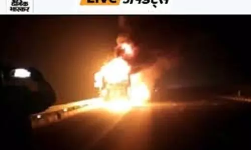 Rajasthan News: खड़ी जेसीबी से टकराई कार, आग का गोला बनी गाड़ी Rajasthan News: खड़ी जेसीबी से टकराई कार, आग का गोला बनी गाड़ी