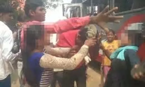 UP News: सरेआम लड़की से छेड़छाड़ करने वाले युवक की  चप्पलों से पिटाई