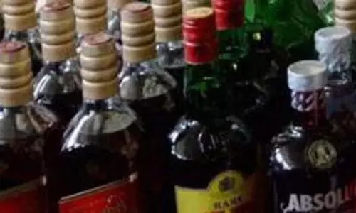 Raid on cafe अवैध रूप से शराब बेचने के आरोप में मामला दर्ज