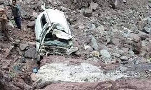 Jammu-Kashmir:  रियासी में दर्दनाक हादसा, गहरी खाई में गिरा वाहन