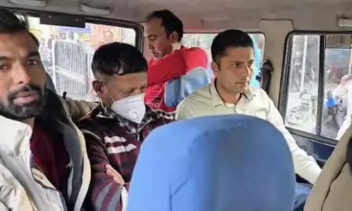 Ghaziabad: ऑटो चालकों से रिश्वत लेने के आरोप में ट्रैफिक पुलिसकर्मी गिरफ्तार