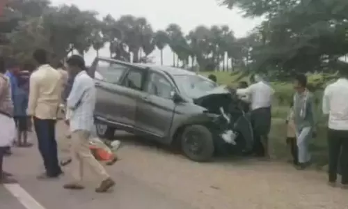 AP: कार पेड़ से टकराई, चार लोगों की मौके पर ही मौत