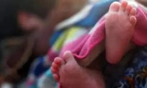 Up News: मां की शर्मनाक करतूत, नवजात को कूड़े के ढेर में फेंका
