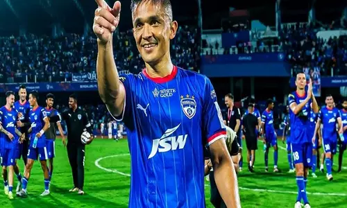 छेत्री की हैट्रिक से बेंगलुरु एफसी ने Kerala Blasters FC पर रोमांचक जीत दर्ज की छेत्री की हैट्रिक से बेंगलुरु एफसी ने Kerala Blasters FC पर रोमांचक जीत दर्ज की