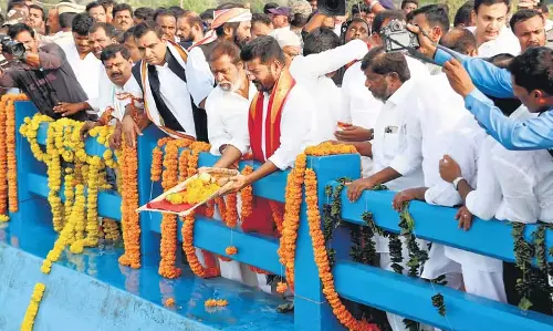 CM ने प्रमुख परियोजनाओं को पूरा करने के लिए पर्याप्त धनराशि आवंटित करने का संकल्प लिया