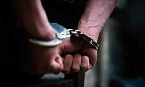 घाना पुलिस ने चल रहे चुनावों के बीच चुनावी अपराध के लिए अधिकारी को गिरफ्तार किया घाना पुलिस ने चल रहे चुनावों के बीच चुनावी अपराध के लिए अधिकारी को गिरफ्तार किया