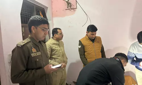 Bareilly: विकास भवन में तैनात सफाई कर्मी का शव, पोस्टमार्टम के लिए भेजा शव Bareilly: विकास भवन में तैनात सफाई कर्मी का शव, पोस्टमार्टम के लिए भेजा शव