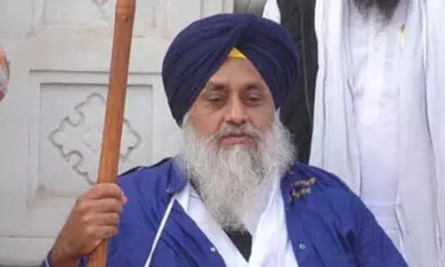 Sukhbir Badal ने पंजाब के फतेहगढ़ साहिब गुरुद्वारे में सेवा की Sukhbir Badal ने पंजाब के फतेहगढ़ साहिब गुरुद्वारे में सेवा की