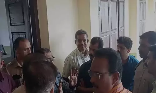 Kerala : कांग्रेस कार्यकर्ताओं ने कन्नूर में सांसद एमके राघवन के खिलाफ प्रदर्शन Kerala : कांग्रेस कार्यकर्ताओं ने कन्नूर में सांसद एमके राघवन के खिलाफ प्रदर्शन