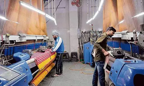 Punjab: शत्रुतापूर्ण गतिविधियों, अमेरिका को शॉलों का निर्यात प्रभावित हुआ Punjab: शत्रुतापूर्ण गतिविधियों, अमेरिका को शॉलों का निर्यात प्रभावित हुआ