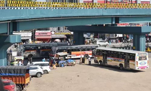 मोटर चालक चाहते हैं कि Ukkadam फ्लाईओवर निकास के पास बस स्टॉप को स्थानांतरित किया जाए