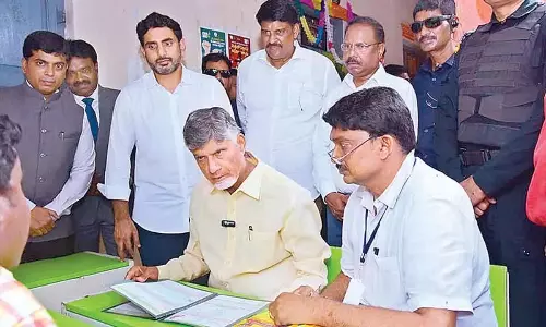 Andhra Pradesh: अभिभावकों से कहा गया कि वे नशे के खिलाफ युद्ध छेड़ें Andhra Pradesh: अभिभावकों से कहा गया कि वे नशे के खिलाफ युद्ध छेड़ें
