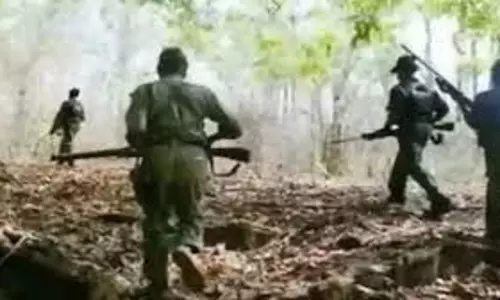 Chaibasa: नक्सलियों के खिलाफ तीर धनुष लेकर एकजुट हुए ग्रामीण Chaibasa: नक्सलियों के खिलाफ तीर धनुष लेकर एकजुट हुए ग्रामीण