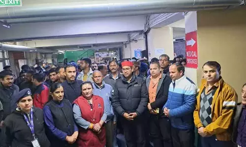 वेतन भुगतान में देरी को लेकर कर्मचारियों ने IGMC में किया प्रदर्शन वेतन भुगतान में देरी को लेकर कर्मचारियों ने IGMC में किया प्रदर्शन