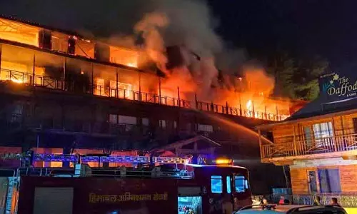 Manali में होटल में आग लगने से कोई जनहानि नहीं Manali में होटल में आग लगने से कोई जनहानि नहीं