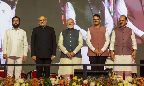 चौंकाने वाली खबर: फडणवीस सरकार का शपथ ग्रहण समारोह, चोरों ने नगद और कीमती सामानों पर अपना हाथ किया साफ चौंकाने वाली खबर: फडणवीस सरकार का शपथ ग्रहण समारोह, चोरों ने नगद और कीमती सामानों पर अपना हाथ किया साफ