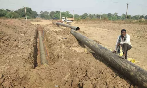 किसानों के साथ पाइपलाइन बिछाने वाली कंपनी कर रही धोखा किसानों के साथ पाइपलाइन बिछाने वाली कंपनी कर रही धोखा