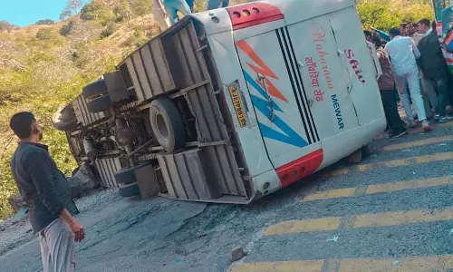 पिकनिक पर जा रही स्कूली बस दुर्घटनाग्रस्त, 3 बच्चों की मौत, 25 से अधिक घायल
