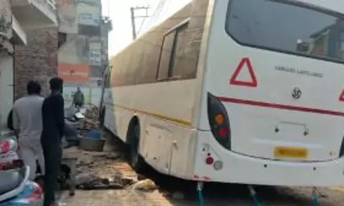 Gurugram: तेज रफ्तार बस ने स्कूटी सवार को मारी टक्कर , एक युवक व गाय की मौत