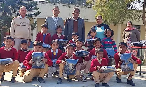 Haryana : यमुनानगर में विद्यार्थियों को ऊनी ट्रैक सूट वितरित किए गए